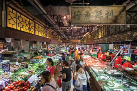 Helping the stallholders run better businesses was Link REIT’s intentions when it started transforming the local fresh markets. Helping the stallholders run better businesses was Link REIT’s intentions when it started transforming the local fresh markets.