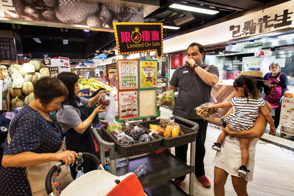 Market DJ announces stallholders’ special offers in Link REIT fresh market.