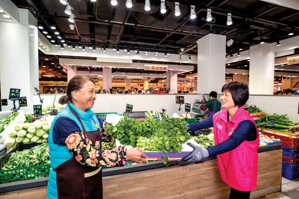 Tenant in Link REIT fresh market joins food recycling programme and donate surplus food to reduce wastage.